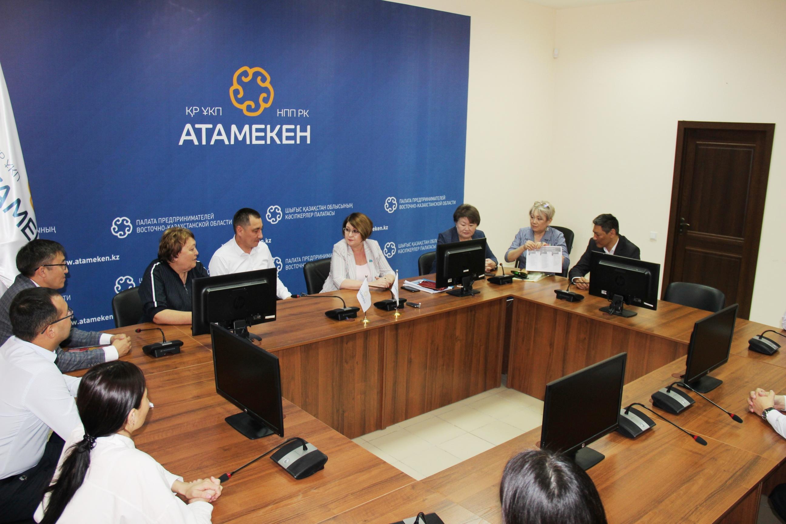 Представители партии «Amanat» обсудили поправки в Конституцию с коллективом Палаты предпринимателей ВКО