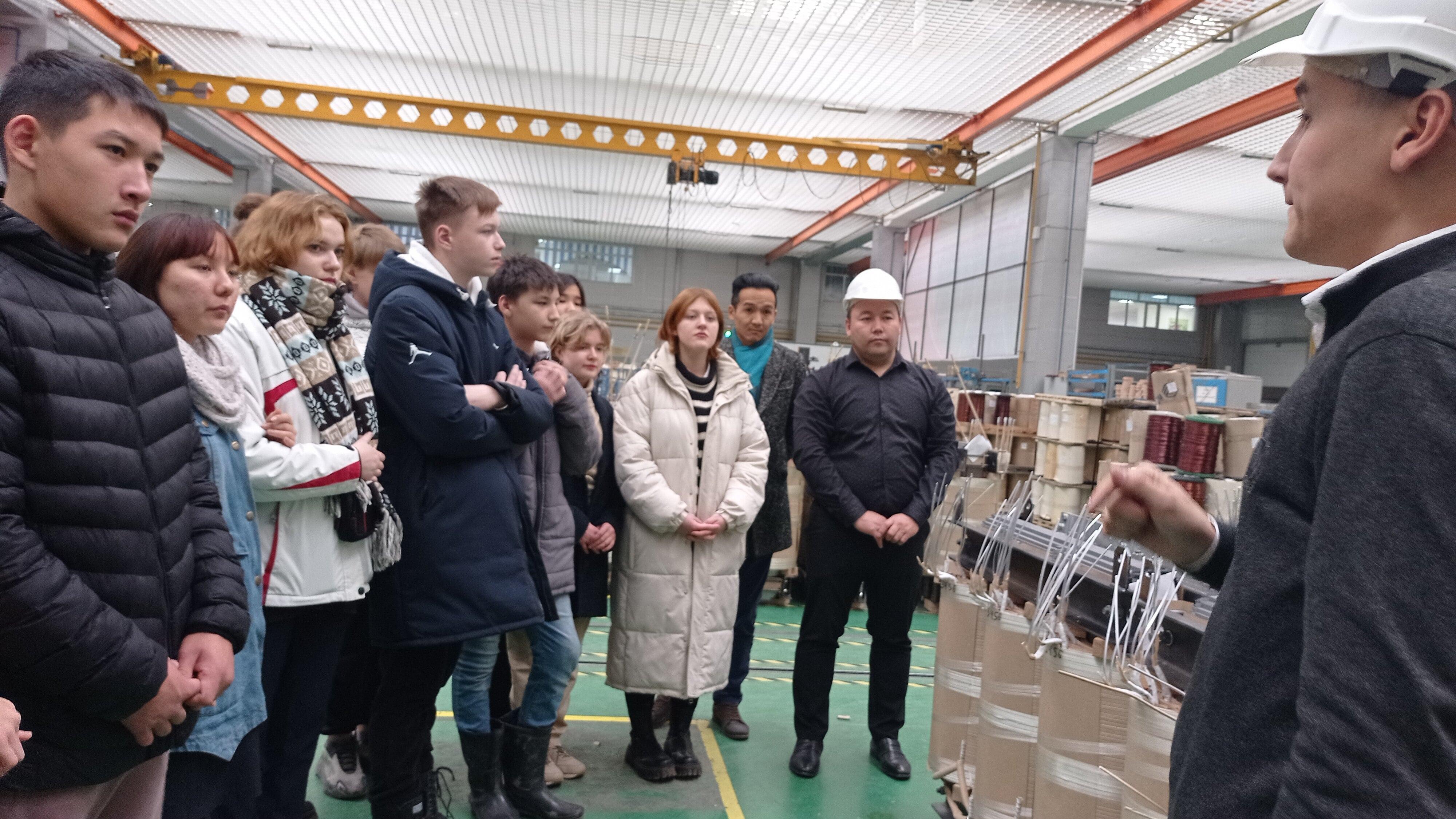 Школьники побывали на уральском трансформаторном заводе 