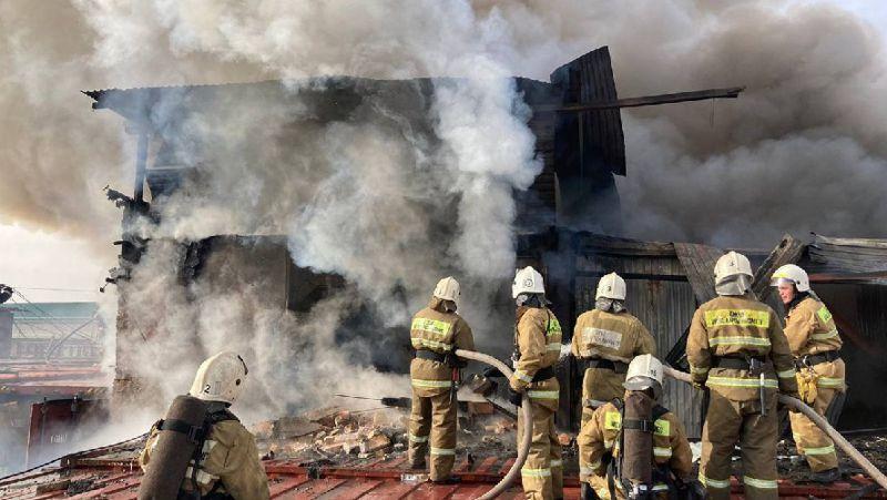 Имущество 4 предпринимателей пострадало во время пожара на барахолке Алматы