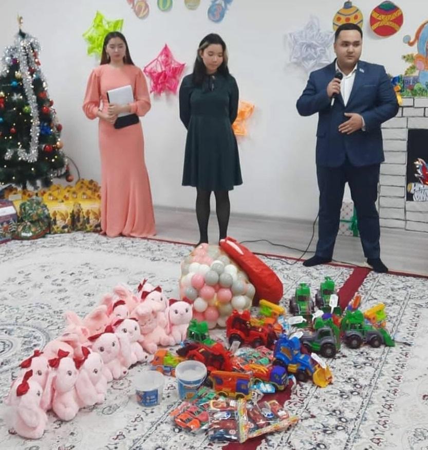 Руководитель районного филиала Павлодарского «Атамекена» порадовал сельских детей подарками