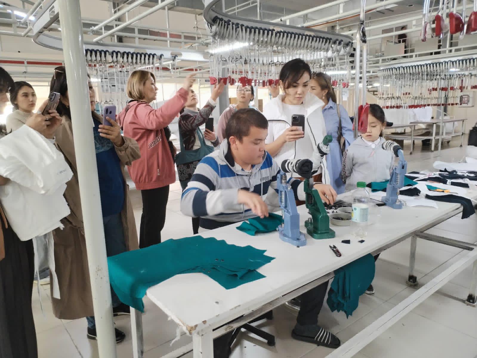 Участники курса предпринимательства побывали на экскурсии на крупной текстильной фабрике Шымкента