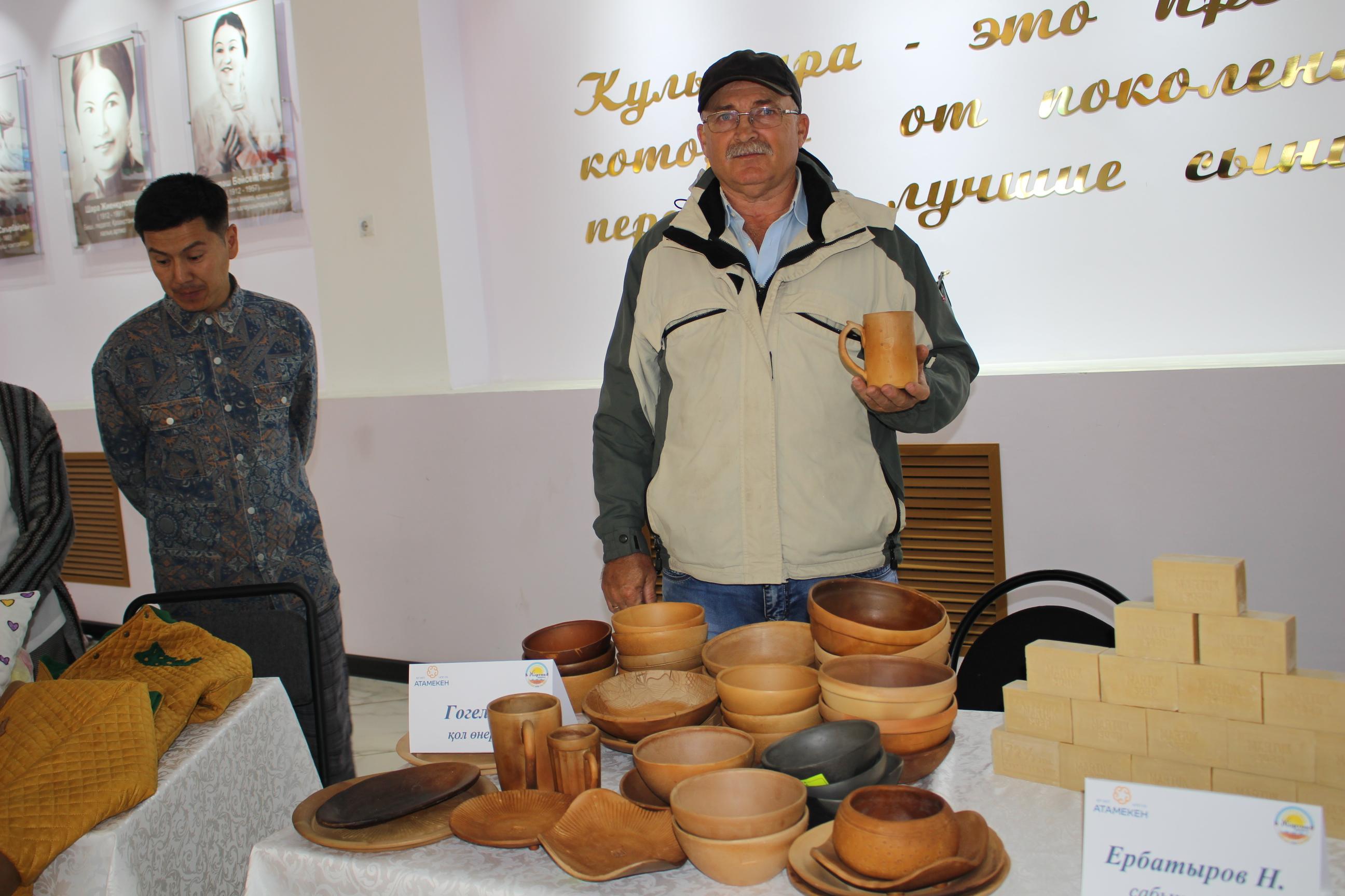 Возрождением древнего искусства керамики занялся охранник из п. Мартук Актюбинской области 