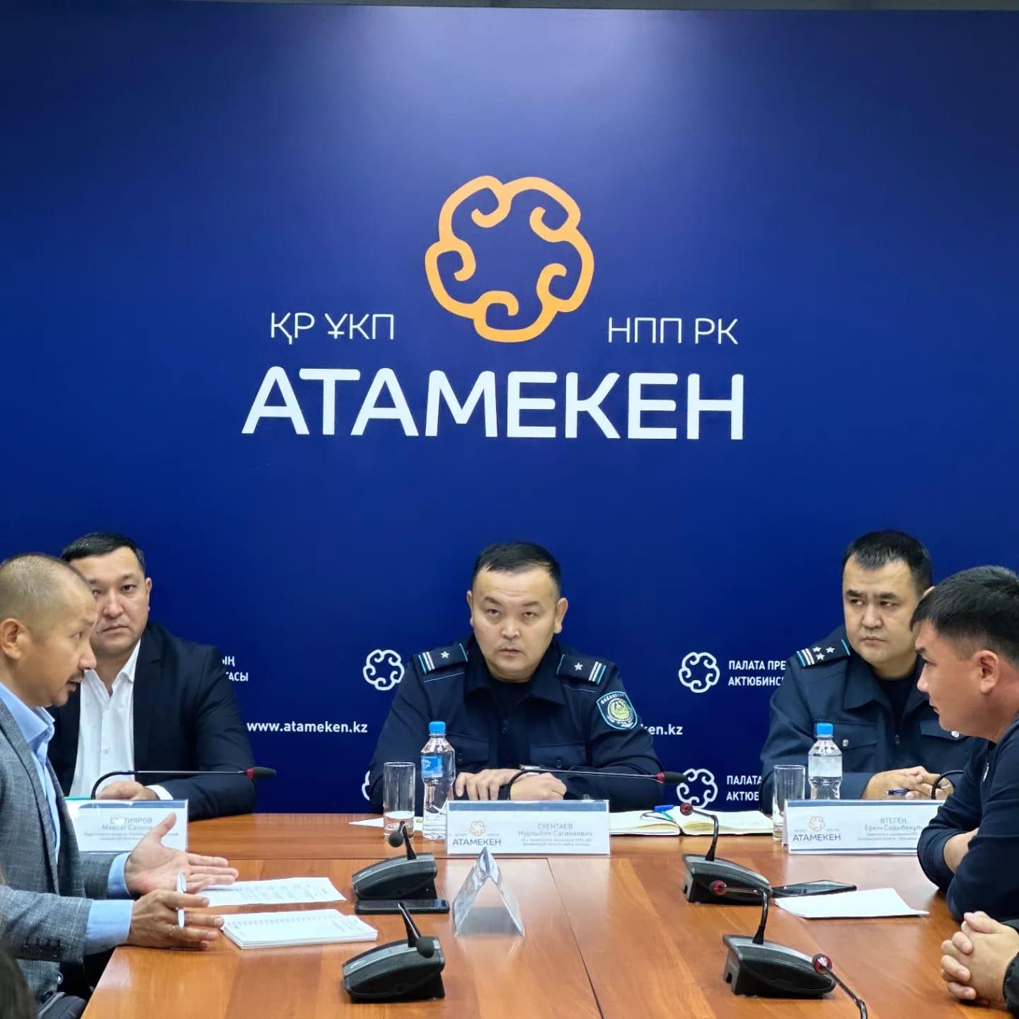 В Актобе владельцы магазинов у дома рассказали полицейским о своих проблемах