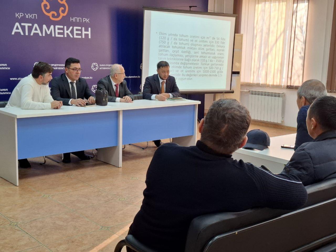Актюбинские фермеры перенимают опыт производства люцерны у турецких коллег