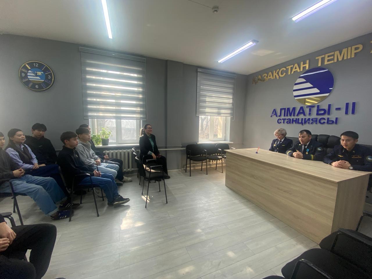 Студенты Алматы учатся управлять железнодорожными потоками