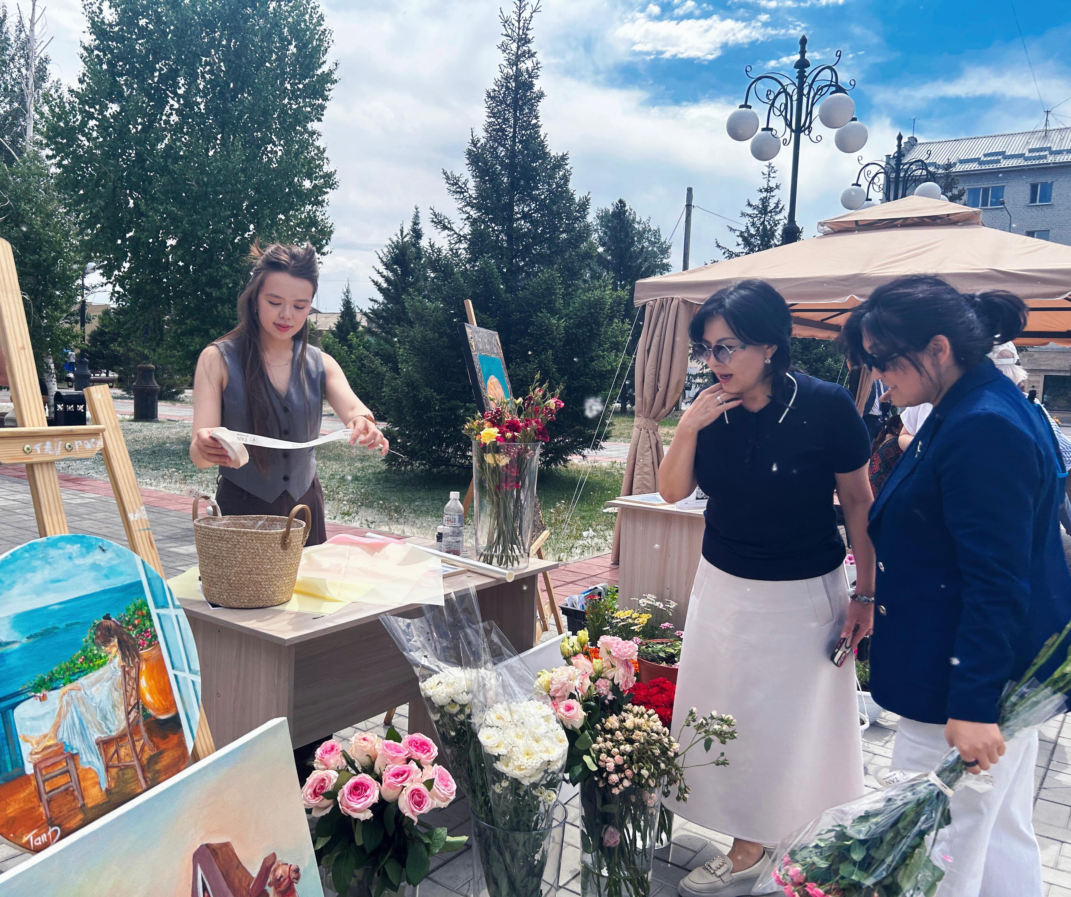 Проведена ярмарка-выставка цветов в поддержку озеленения города