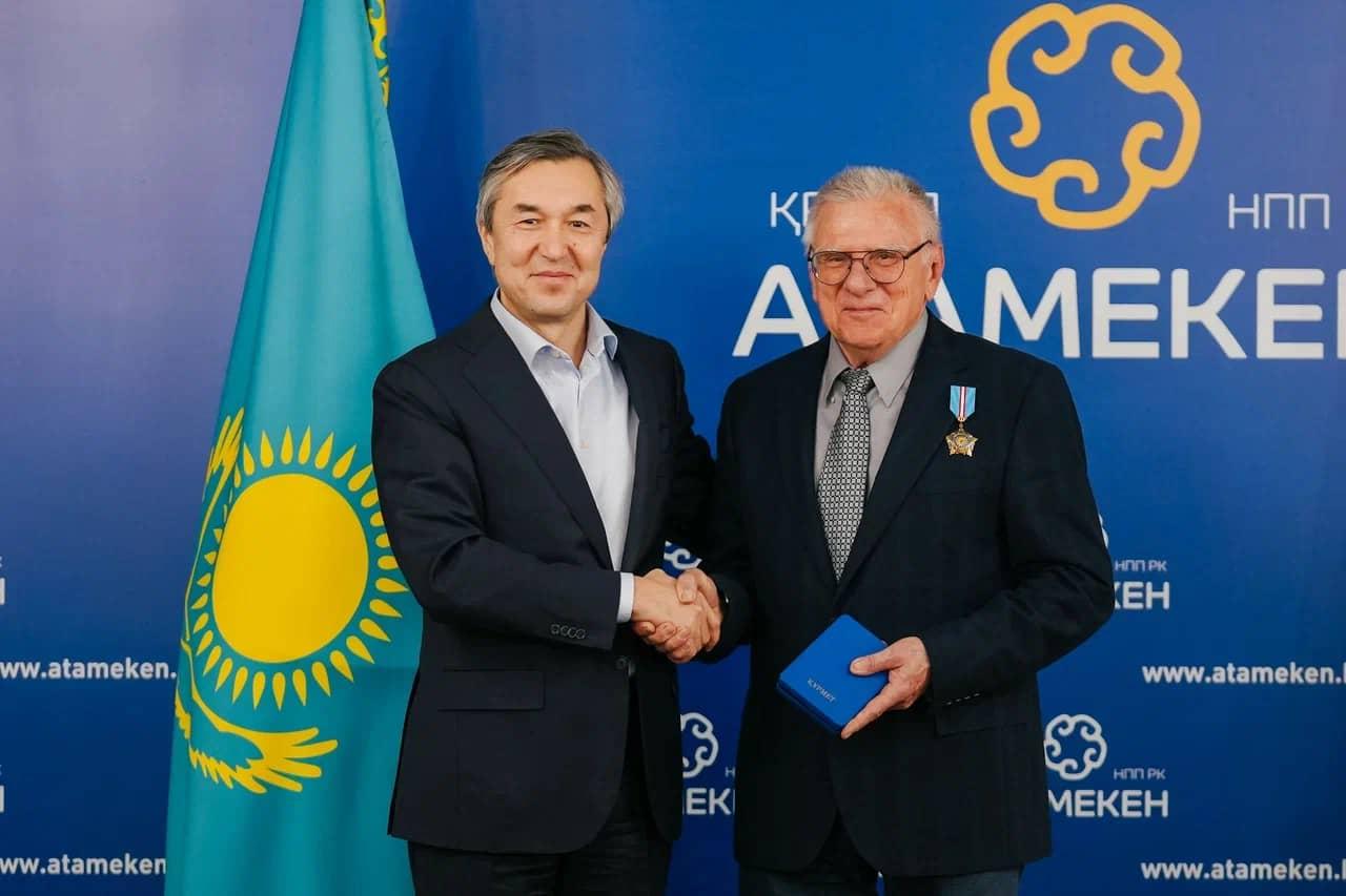   Раимбек Баталов вручил орден «Курмет» председателю Совета Казахстанской Ассоциации таможенных брокеров Геннадию Шестакову      